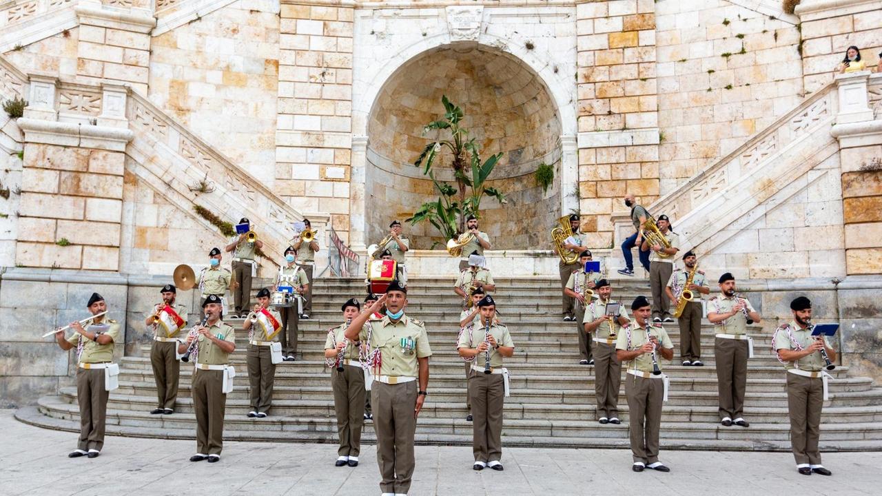 L'esibizione della Brigata Sassari al Bastione di Saint Remy a Cagliari