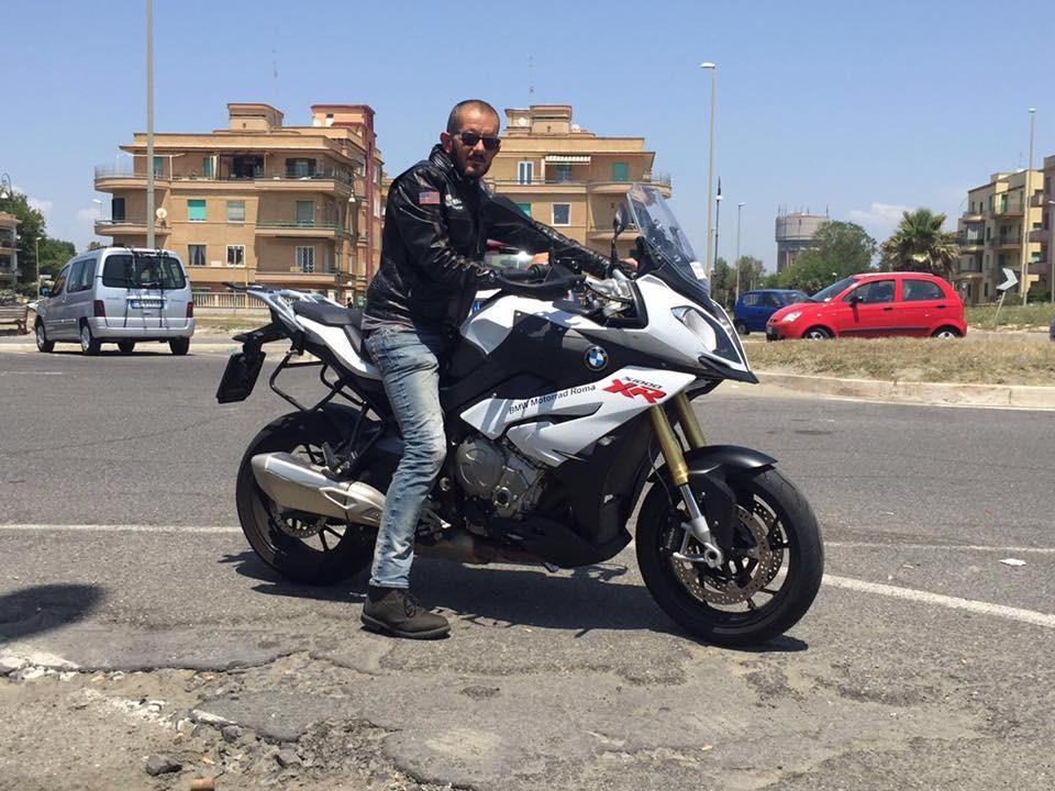 Marcello Pili, origini nuoresi, in sella alla sua moto