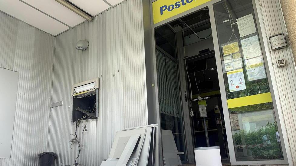 L’ufficio postale di Pieve a Nievole dopo l’esplosione (Foto Nucci)
