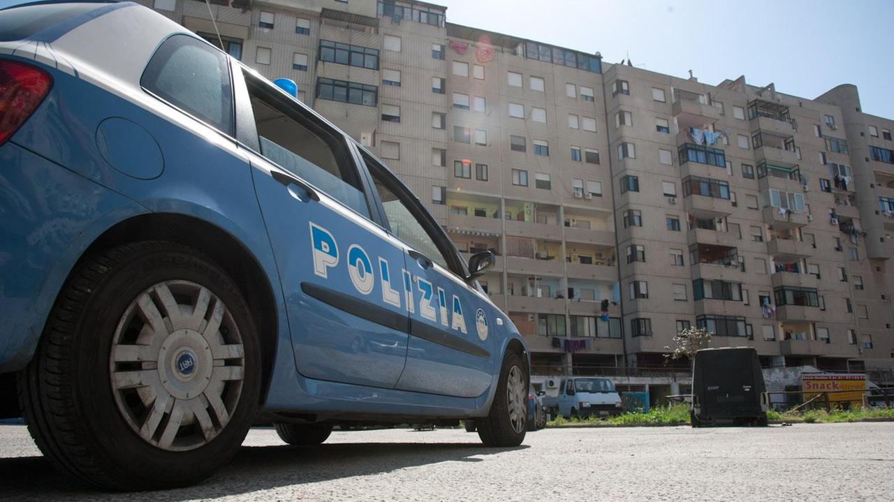 In un pick up rubato fugge all'alt della polizia a Cagliari: agente spara in aria, lui sbatte sulle auto in sosta