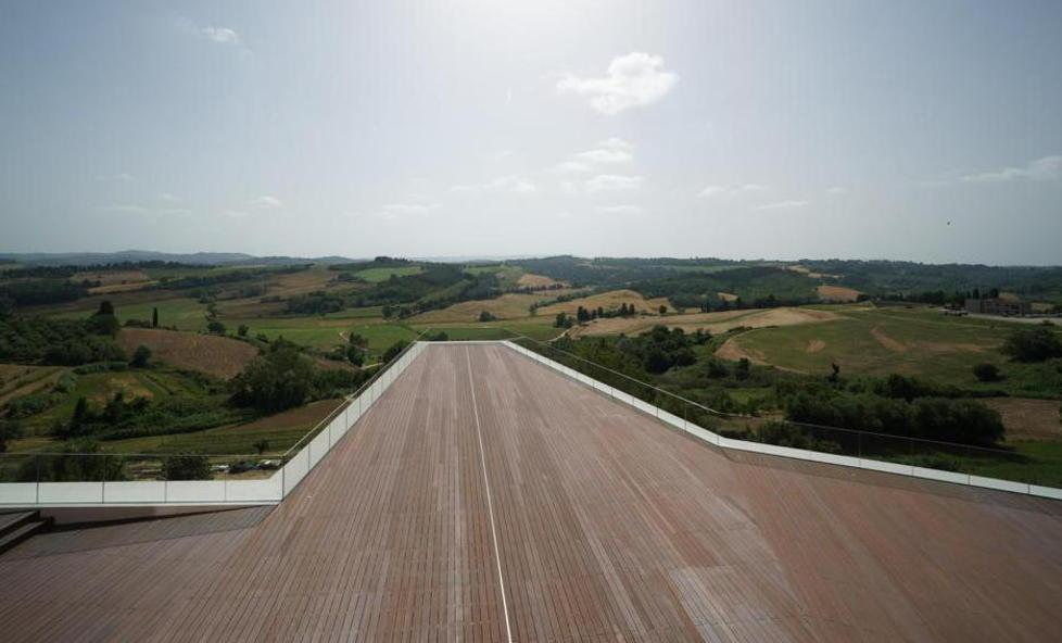 Il “Palazzo senza tempo” che si proietta nella natura con la terrazza sospesa