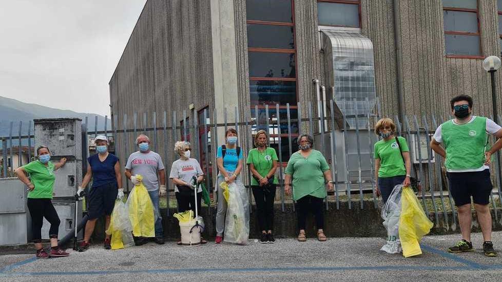 Pomeriggio di pulizie per gli ambientalisti nel centro storico