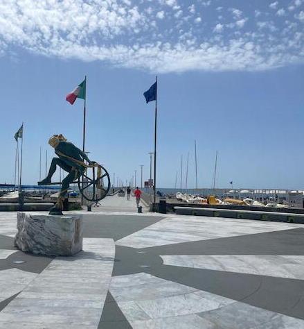 Vietato passeggiare in paese a torso nudo No agli animali nelle feste in spiaggia 