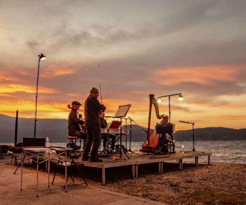 Solstizio d’estate a Rio con il doppio concerto all’alba e al tramonto del Gruppo Caronte