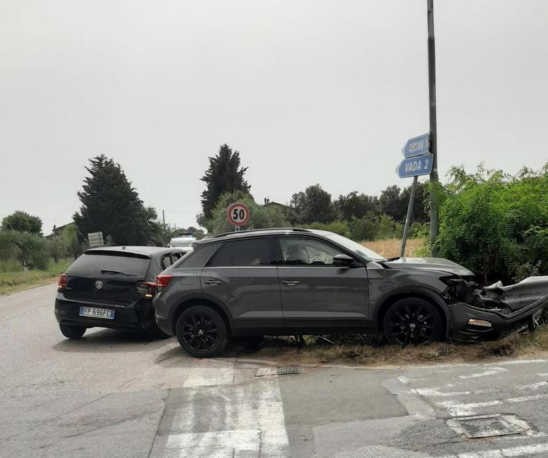 Scontro fra due auto lungo lo stradone ferita donna incinta 