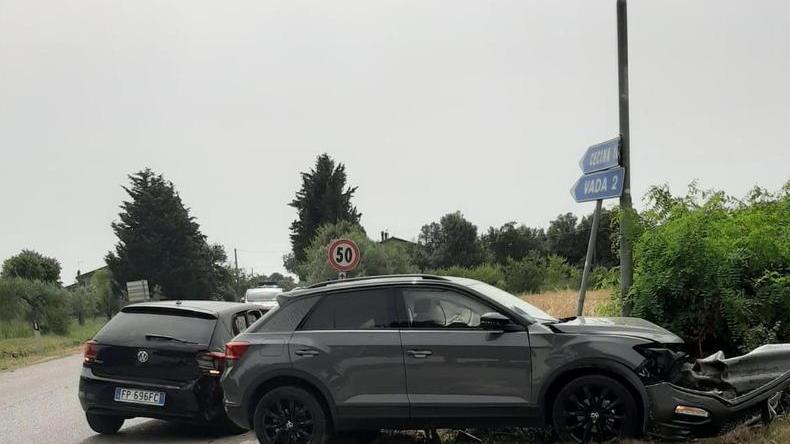 Scontro fra due auto lungo lo stradone ferita donna incinta