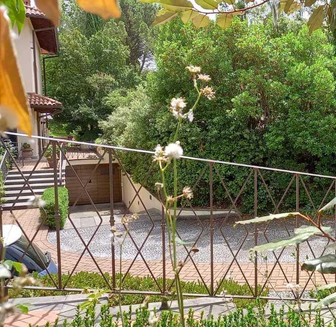 Muore mentre pota la siepe nella villa 