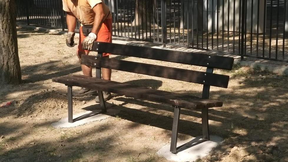 Panchine rimosse dai parchi? «No, restaurate e ricollocate»