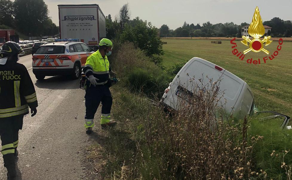 Si ribalta lungo l’A22: muore 60enne alla guida feriti gli altri 3 sul furgone