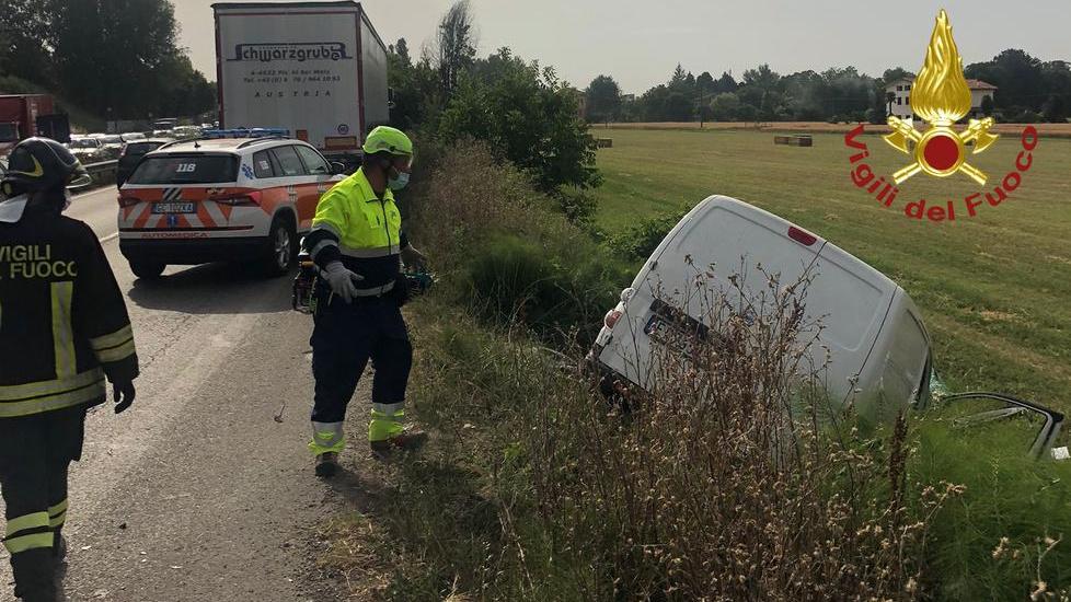 Si ribalta lungo l’A22: muore 60enne alla guida feriti gli altri 3 sul furgone
