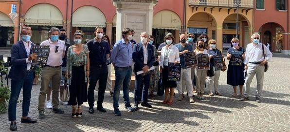 Ristoranti in piazza, negozi aperti e spettacoli Cento rilancia il centro