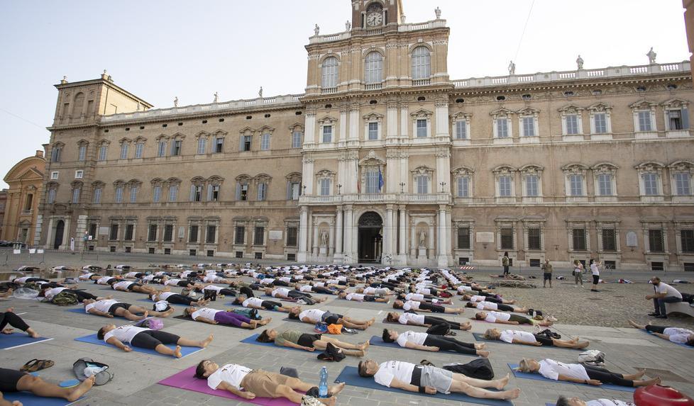 È la giornata dello yoga: cinquecento in piazza per “salutare” il sole all’alba e al tramonto