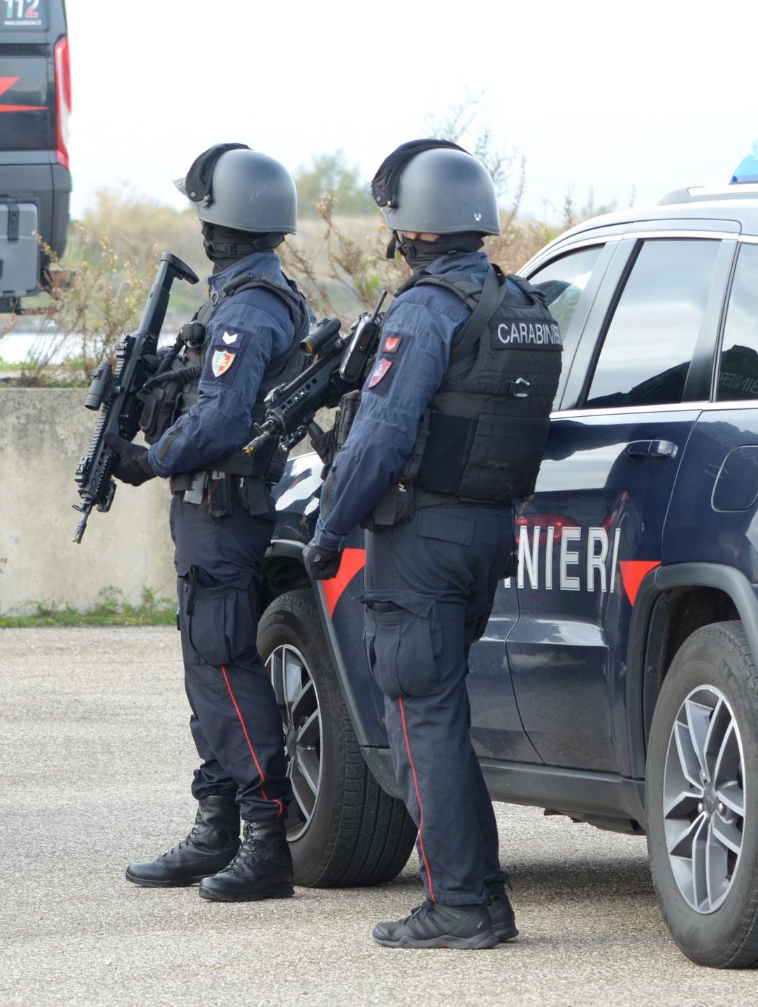 Latitante finisce i soldi e va in ambasciata: arrestato