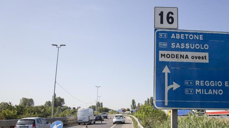 Modena-Sassuolo. Malore fatale per un camionista: il mezzo pesante si ferma in bilico