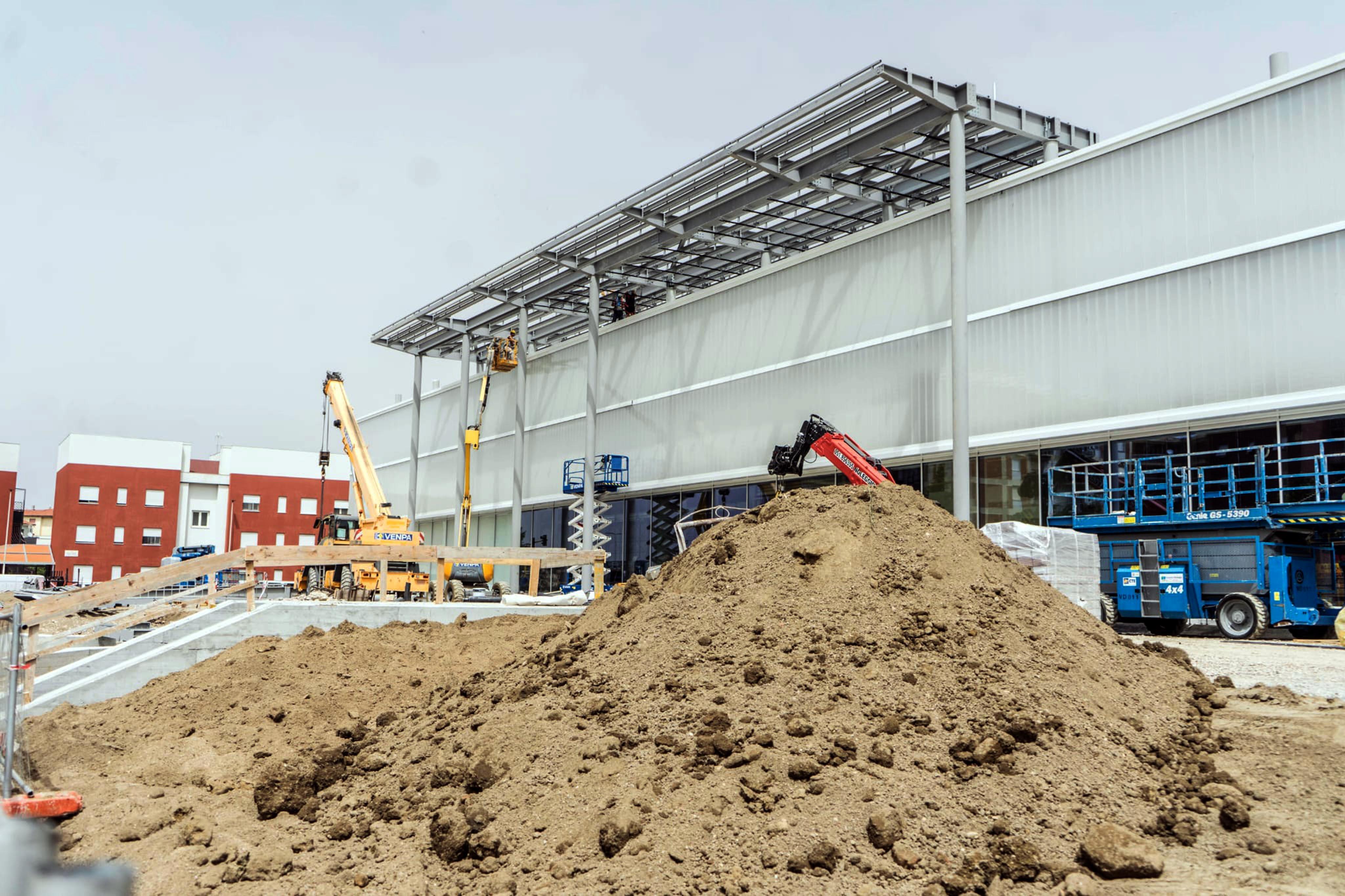 Uno scorcio della facciata del nuovo superstore Esselunga di viale Petrarca (foto di Daniele Stefanini/Franco Silvi)