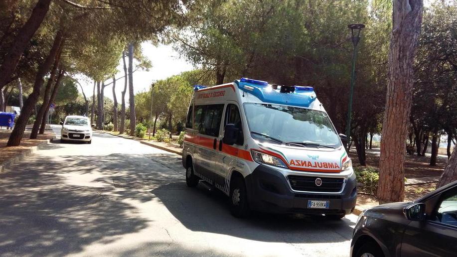 L’ambulanza della Pubblica assistenza in pineta Marradi