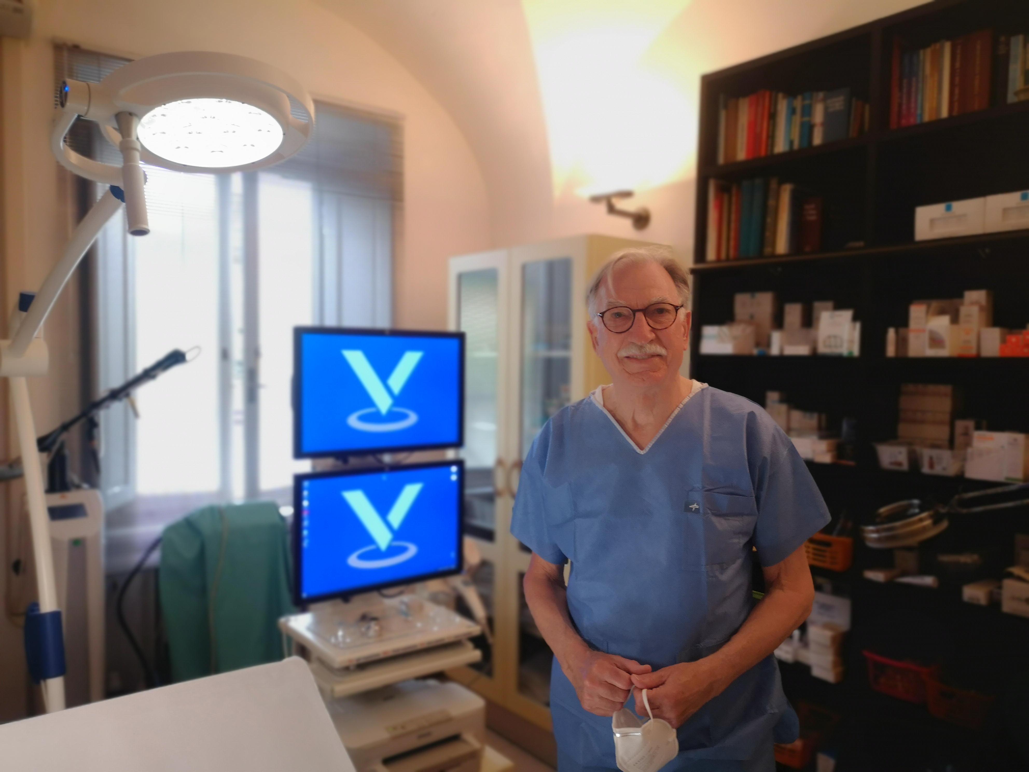Il dottor Alberto Carboni nel suo studio professionale a fianco di un videodermatoscopio computerizzato