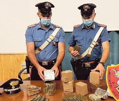 La droga sequestrata dai carabinieri nel luglio 2020 a Pisa Nord