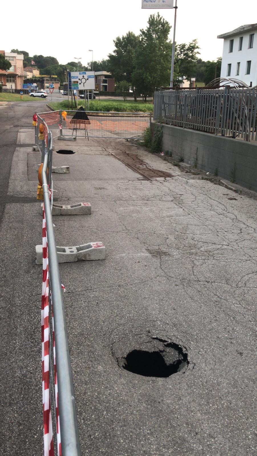 Negli ultimi giorni due buche si sono aperte in via Romaiano obbligando il Comune a transennare la zona