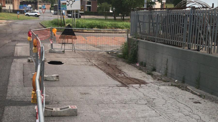 Negli ultimi giorni due buche si sono aperte in via Romaiano obbligando il Comune a transennare la zona