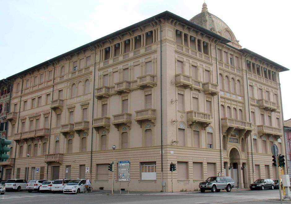 Il Grand Hotel Excelsior sul lungomare di Viareggio