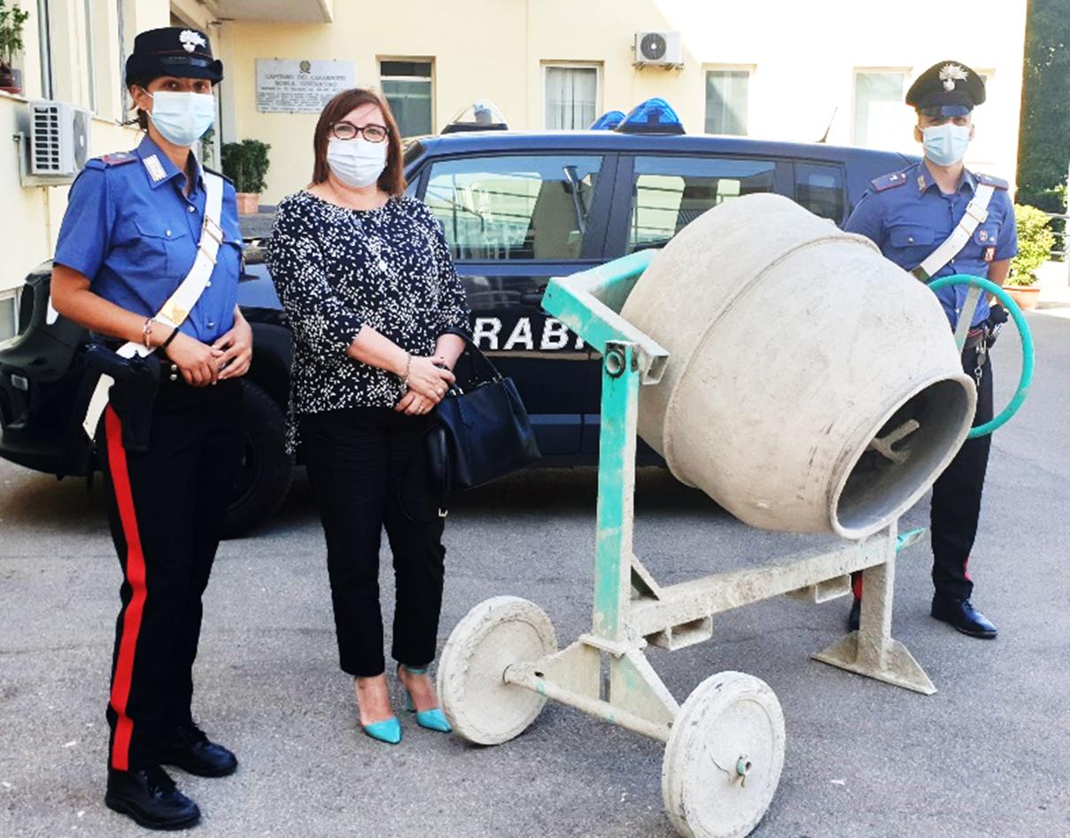 I carabinieri con la titolare dell'impresa edile tornata in possesso dell'impastatrice-betoniera