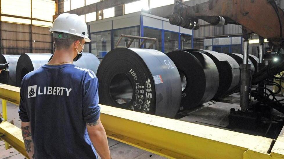 Un operaio al reparto di decapaggio, inaugurato nel luglio dell’anno scorso