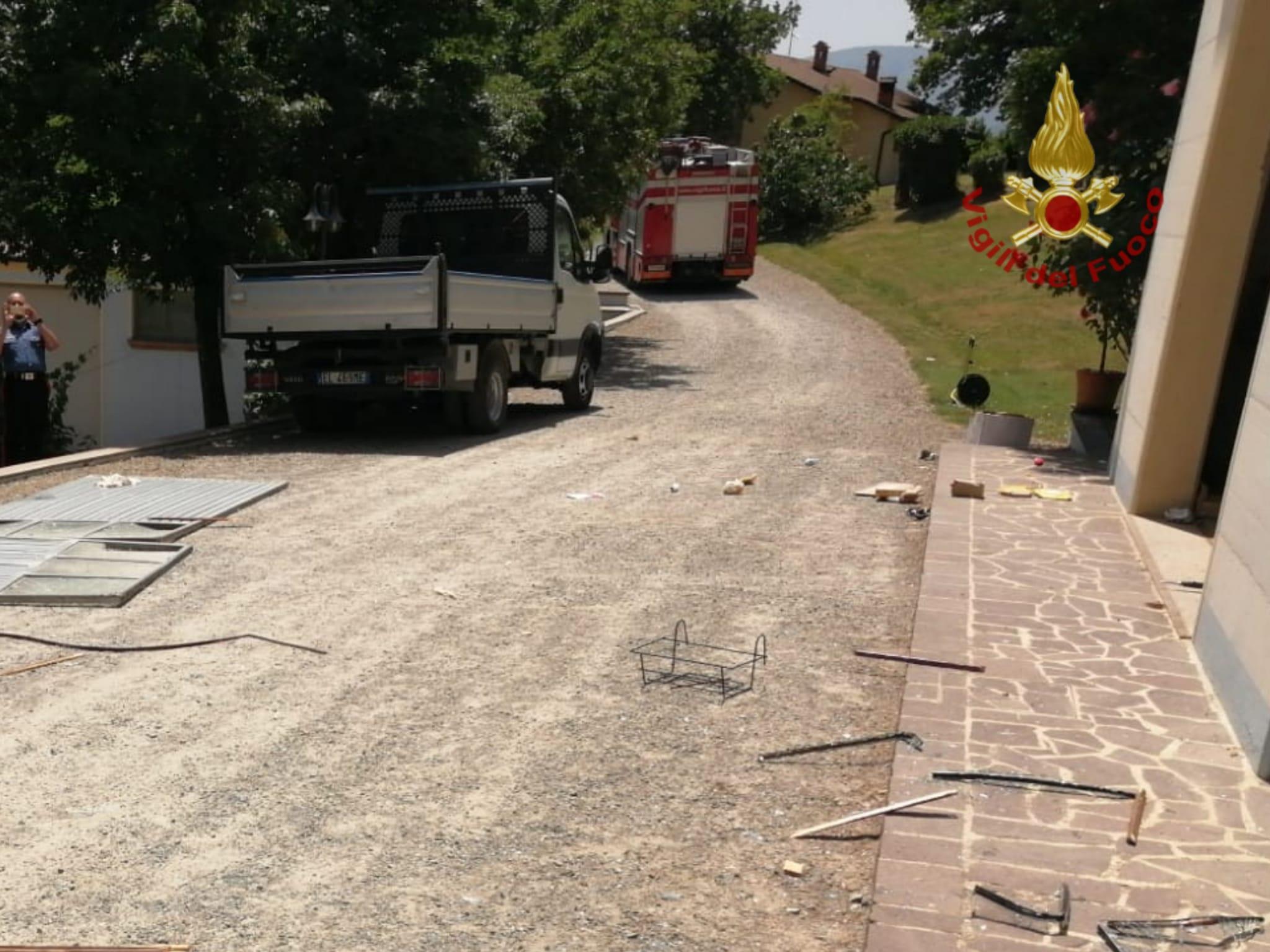 I vigili del fuoco nella casa di Toano e i danni provocati dall'esplosione