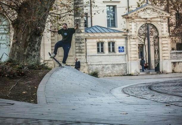 Trovato morto nel letto a 32 anni: era un campione di skateboard