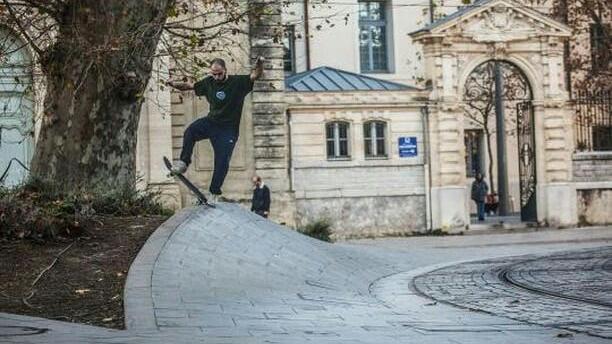 Trovato morto nel letto a 32 anni: era un campione di skateboard