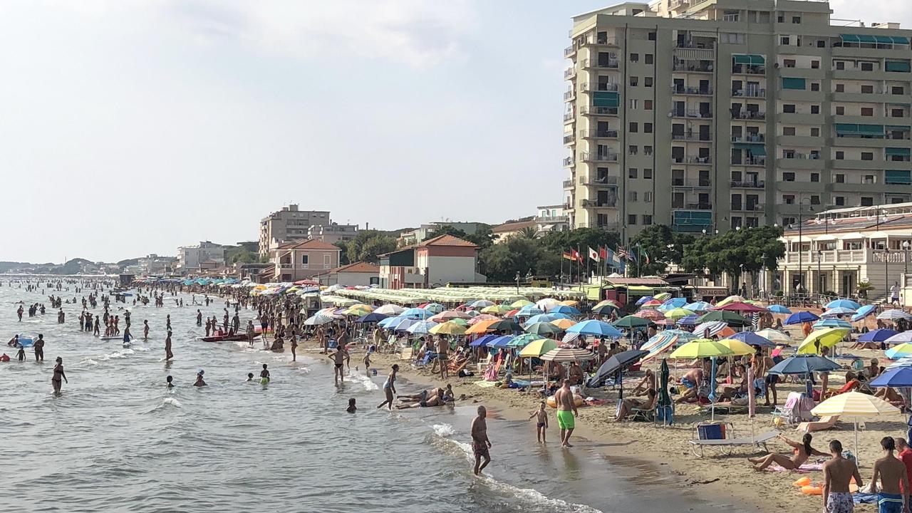 Imprenditore balneare picchiato da un gruppo di giovani