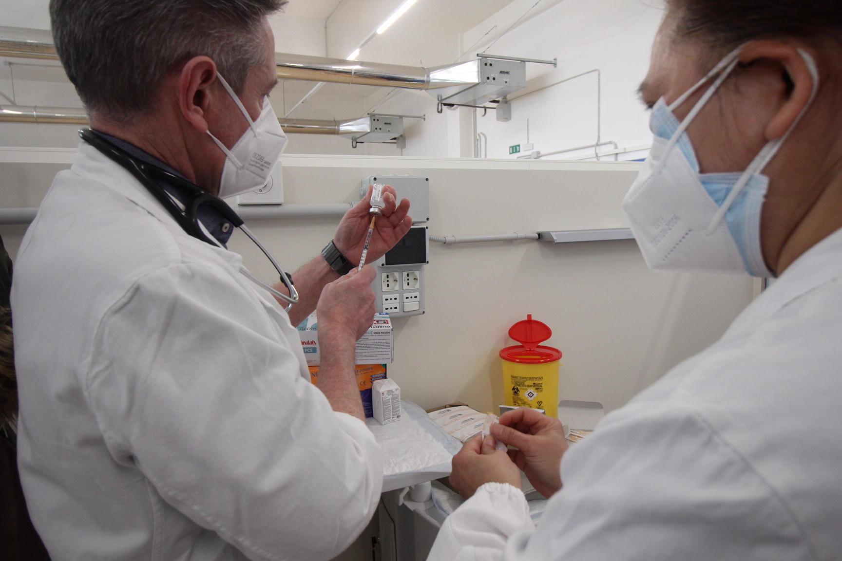 La preparazione dei vaccini al Centro Pegaso