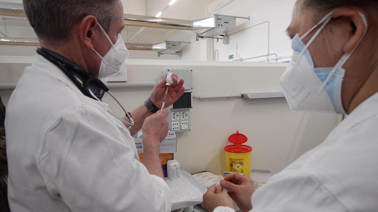 La preparazione dei vaccini al Centro Pegaso