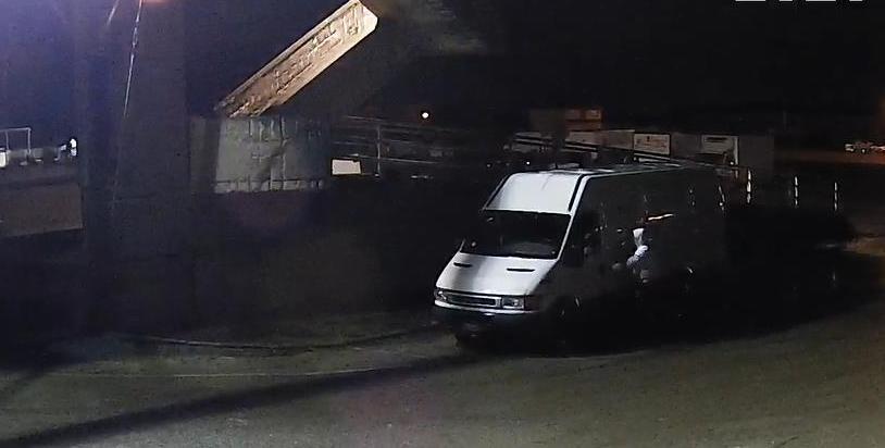 Il momento in cui viene rubato un furgone parcheggiato al Mercato dei fiori di Pescia