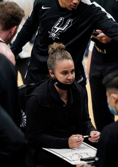Becky sarà la prima donna su una panchina della Nba?