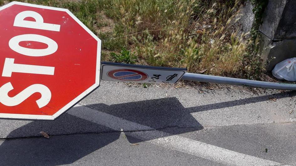Cartello di stop ancora a terra