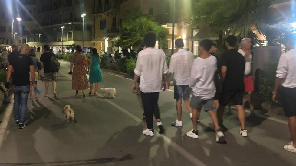 I ragazzi si riprendono le notti svegli fino all’alba e dimenticano da subito l’uso delle mascherine