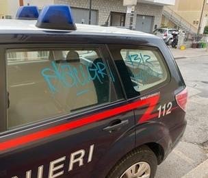 Scritte d’odio sull’auto dei carabinieri: denunciati 