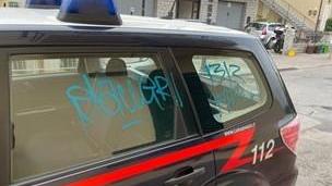 Scritte d’odio sull’auto dei carabinieri: denunciati