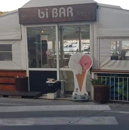 Bar, gazebo smantellato «La stagione è a rischio»