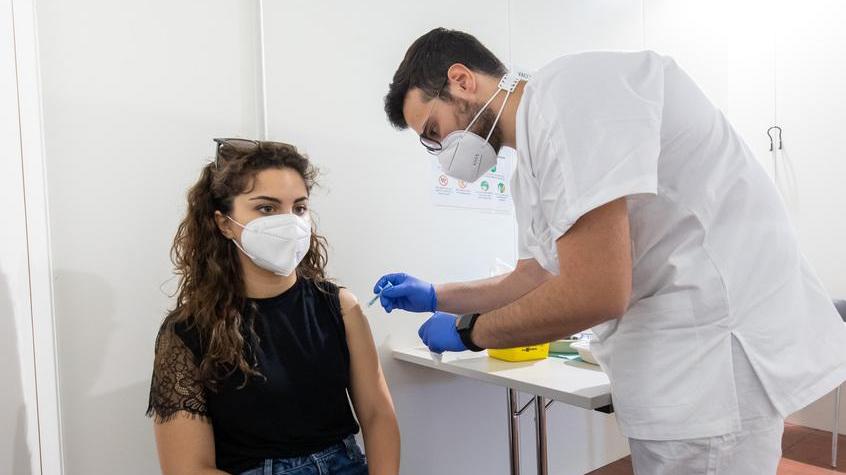I vaccini in farmacia per ora non si fanno «Problemi tecnici, è una falsa partenza»