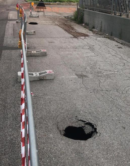 Dopo l’acqua nera ecco due voragini nella strada vicina alle concerie 