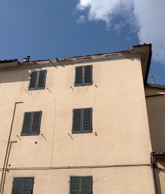 Crolla la gronda dal quarto piano di un palazzo 