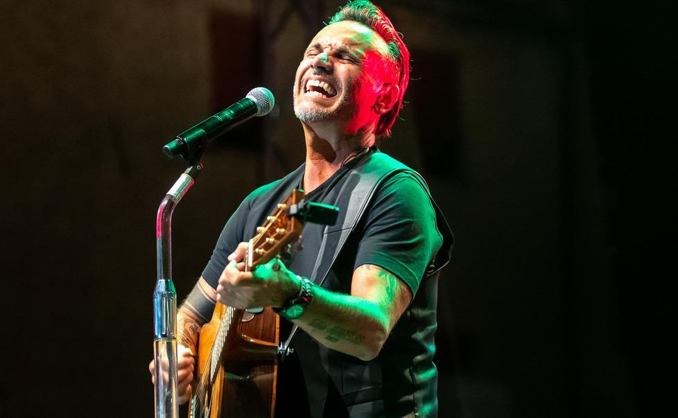 Nek prepara il tour acustico e intanto regala ai fan il video di “Un’estate normale” 
