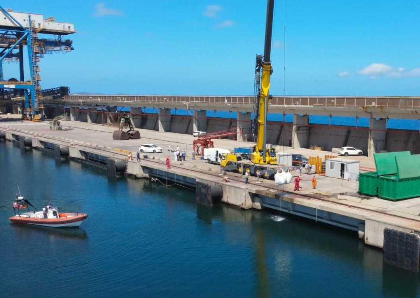 Via dal mare 500 tonnellate di carbone 