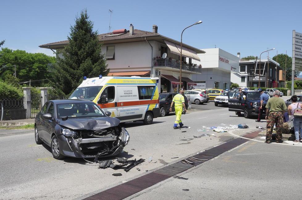 Schianto in scooter contro un'auto: muore a 36 anni 