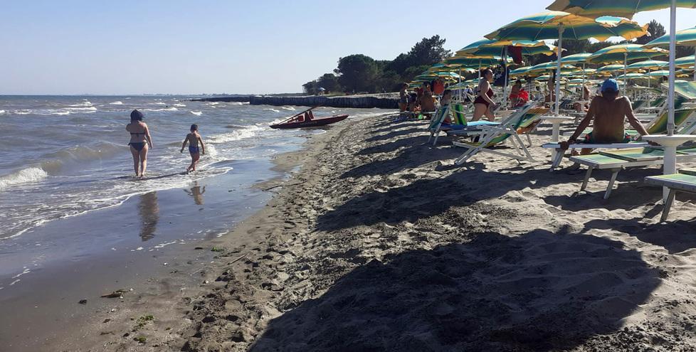 Lido Volano. Il mare si mangia la spiaggia e gli ombrelloni spariscono 