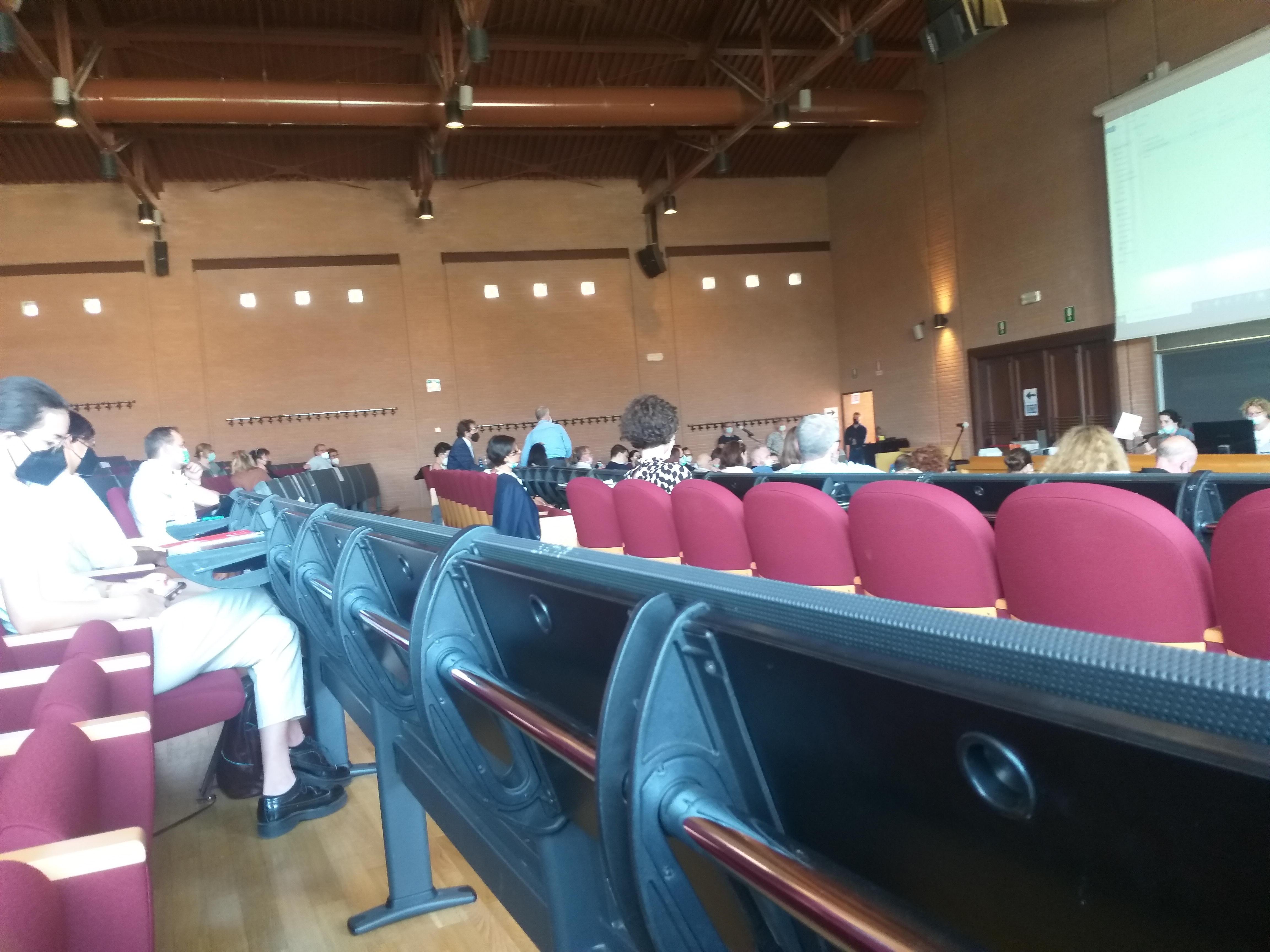 L’aula del Polo Carmignani, senza aria condizionata, dove ieri avrebbe dovuto tenersi la prima udienza del processo Stella Maris