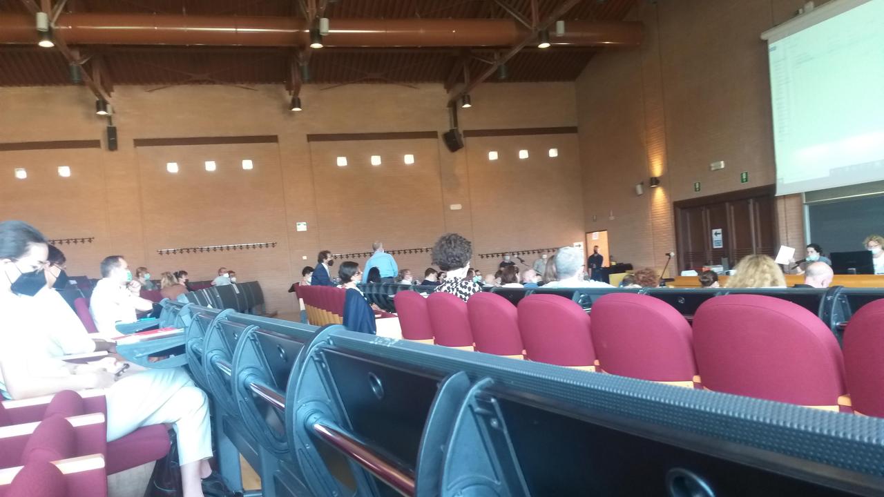 L’aula del Polo Carmignani, senza aria condizionata, dove ieri avrebbe dovuto tenersi la prima udienza del processo Stella Maris