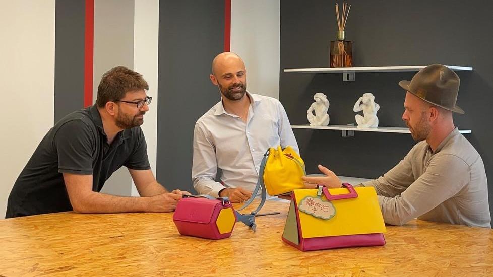 I tre imprenditori con alcune loro creazioni